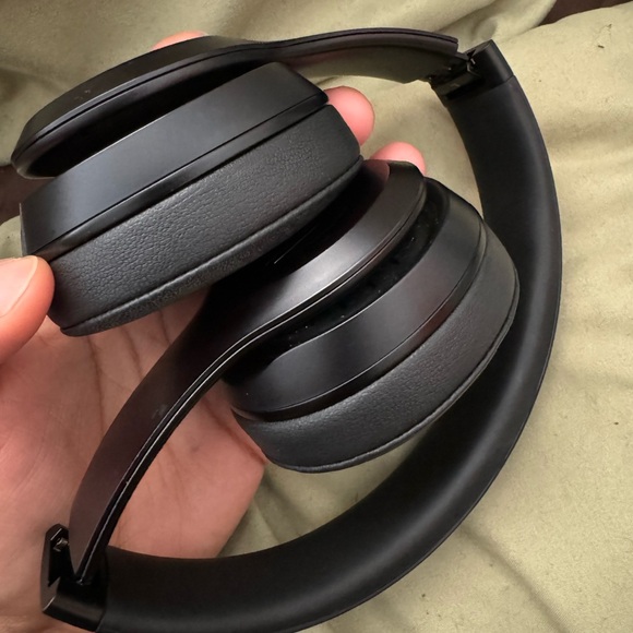 beats - like new. work perfectly fine. i just want to buy different ones - Picture 3 of 3